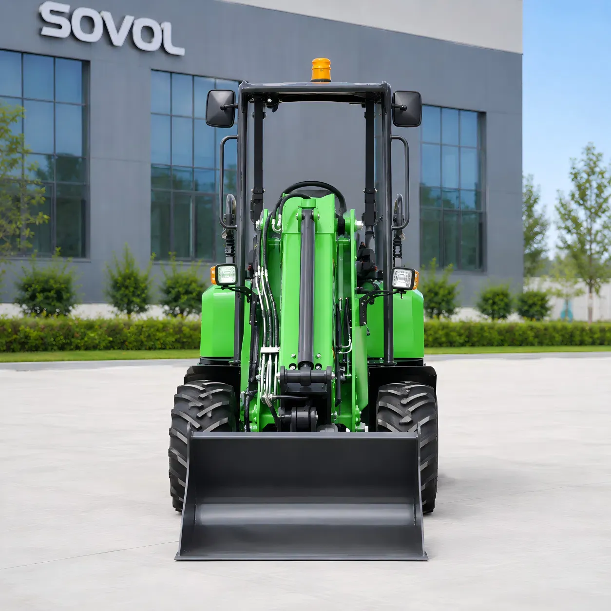 SOVOL SE906 kompakt elektrikli tekerlekli yükleyicinin kepçeyle önden görünümü; temiz ve düşük gürültülü malzeme taşıma uygulamaları için bataryalı bir yükleyiciyi göstermektedir.