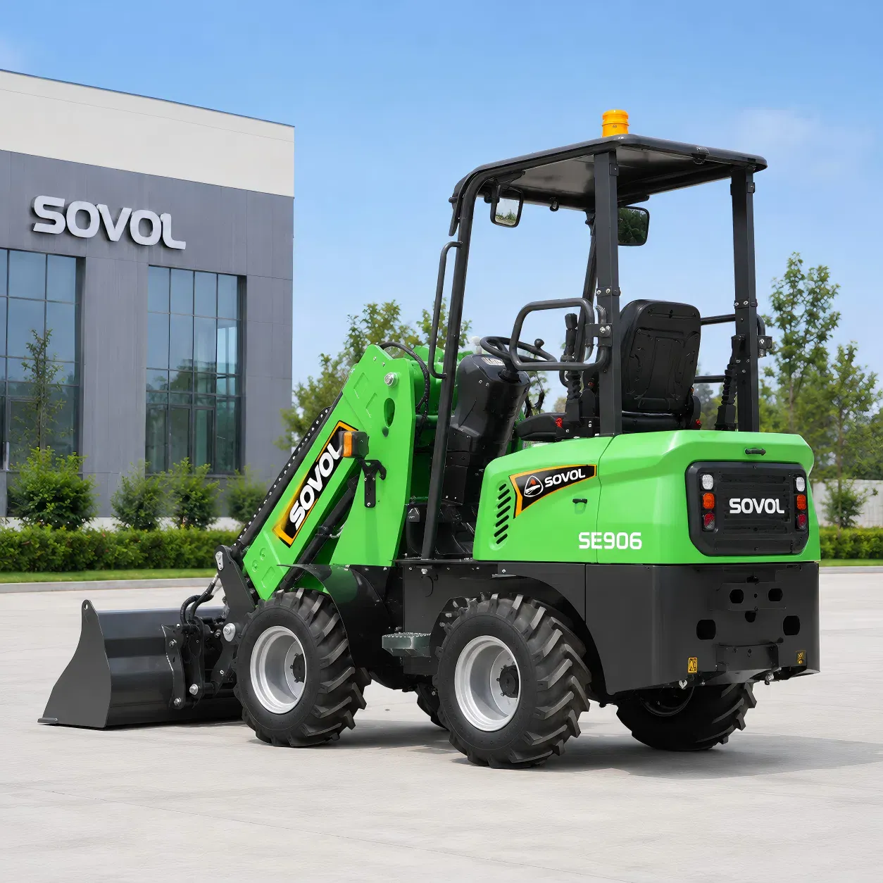 SOVOL SE906 bataryalı elektrikli tekerlekli yükleyicinin arkadan yandan görünümü; kompakt tasarımı, EVE lityum bataryası ve esnek günlük yükleme çalışmaları için kepçe aparatıyla birlikte.