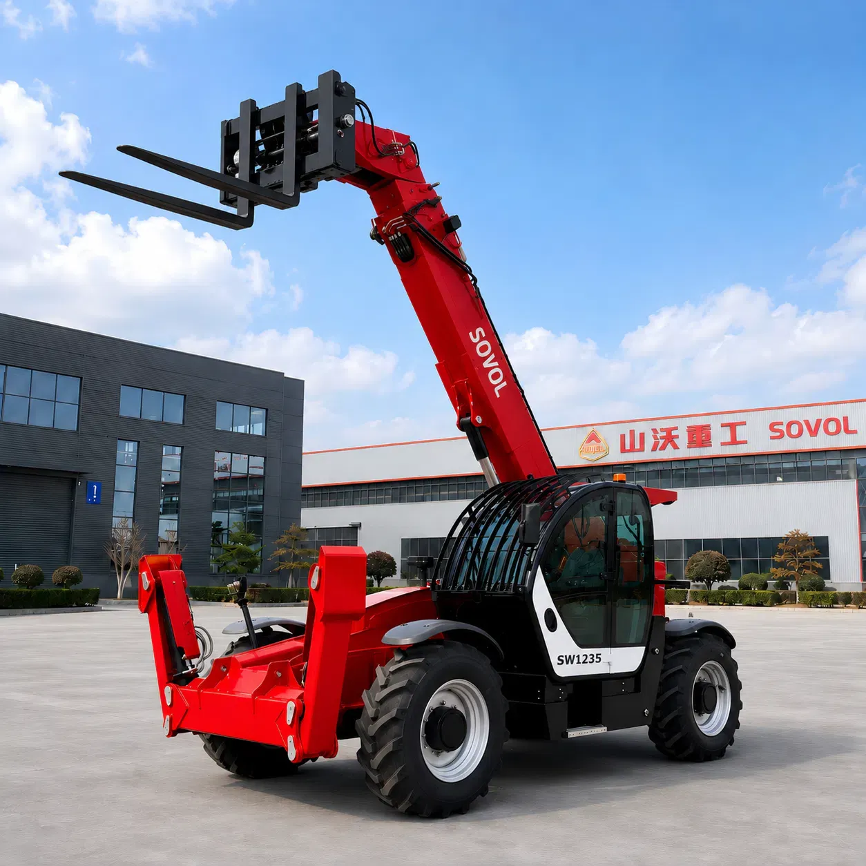 SOVOL SW1235 3.5 ton 12m teleskopik yükleyici, uzatılmış bom ve yüksek erişimli malzeme taşıma için hidrolik dengeleyicilerle donatılmıştır.