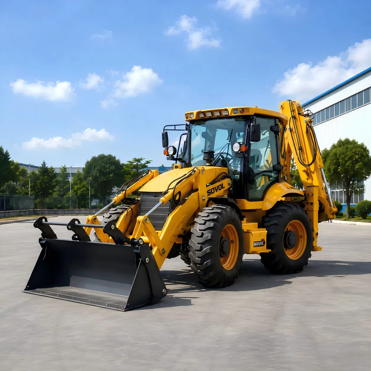 SOVOL SW388T 11 ton kepçeli yükleyici, bir fabrika sahasında sergilenmekte olup yol bakımı, belediye projeleri ve ağır iş sahası uygulamaları için uygundur.