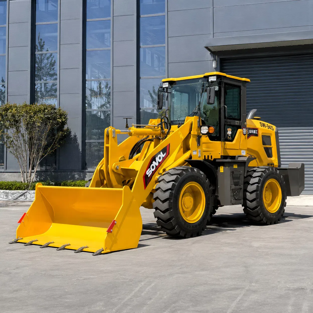 SOVOL SW945 2 ton tekerlekli yükleyicinin, inşaat, çiftlik ve malzeme sahası yükleme işleri için tasarlanmış 1,0–1,2 m³ kepçeli ön üç çeyrek görünümü.