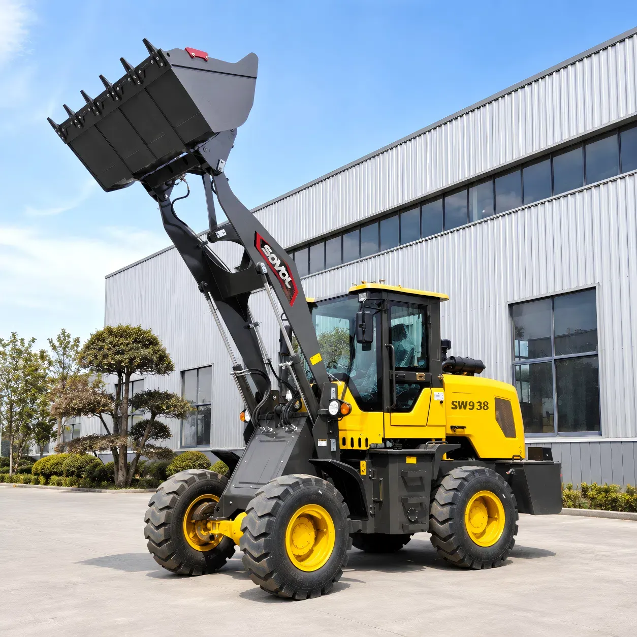 SOVOL SW938 kompakt 1,5 ton tekerlekli yükleyici, yükseltilmiş kepçesiyle inşaat alanları, çiftlikler ve malzeme taşıma sahaları için yüksek erişimli yükleme kapasitesini gösteriyor.