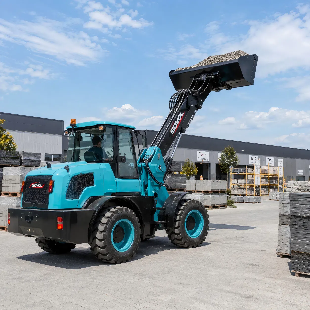 Încărcătorul frontal telescopic SOVOL manipulează materiale vrac cu brațul extins într-un depozit industrial european de materiale