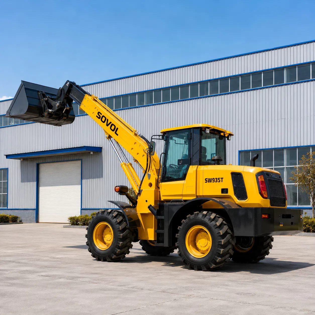 SOVOL SW935T 3,5 Ton teleskopik tekerlekli yükleyici, bir kepçe aparatı ile donatılmış olup, yükleme, kaldırma ve malzeme taşıma için güçlü bir tekerlekli yükleyici tasarımını teleskopik bom ile birleştiriyor