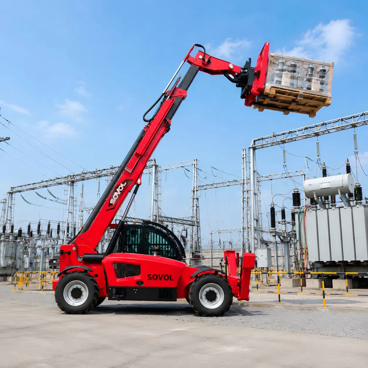 SOVOL teleskopik yükleyicisi, bir elektrik trafo merkezi çalışma alanında paletlenmiş elektrik ekipmanlarını taşıyor.