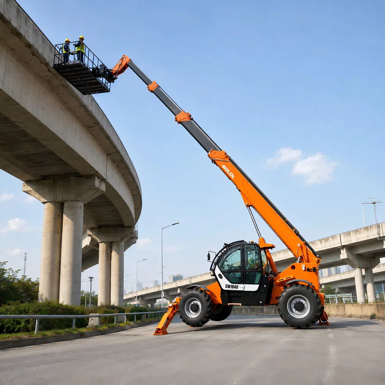 SOVOL SW1840 18m yüksek erişimli teleskopik yükleyici, beton bir alt geçidin altında uzatılmış bom ve stabilizatörlerle yüksek erişimli çalışmayı destekliyor.