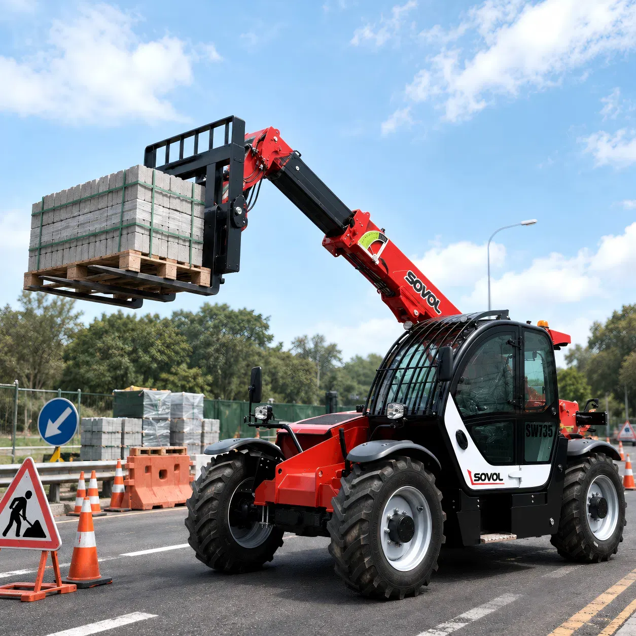 SOVOL teleskopik yükleyicisi, trafik konileri ve güvenlik bariyerleri bulunan bir yol onarım sahasında paletli beton blokları taşıyor.