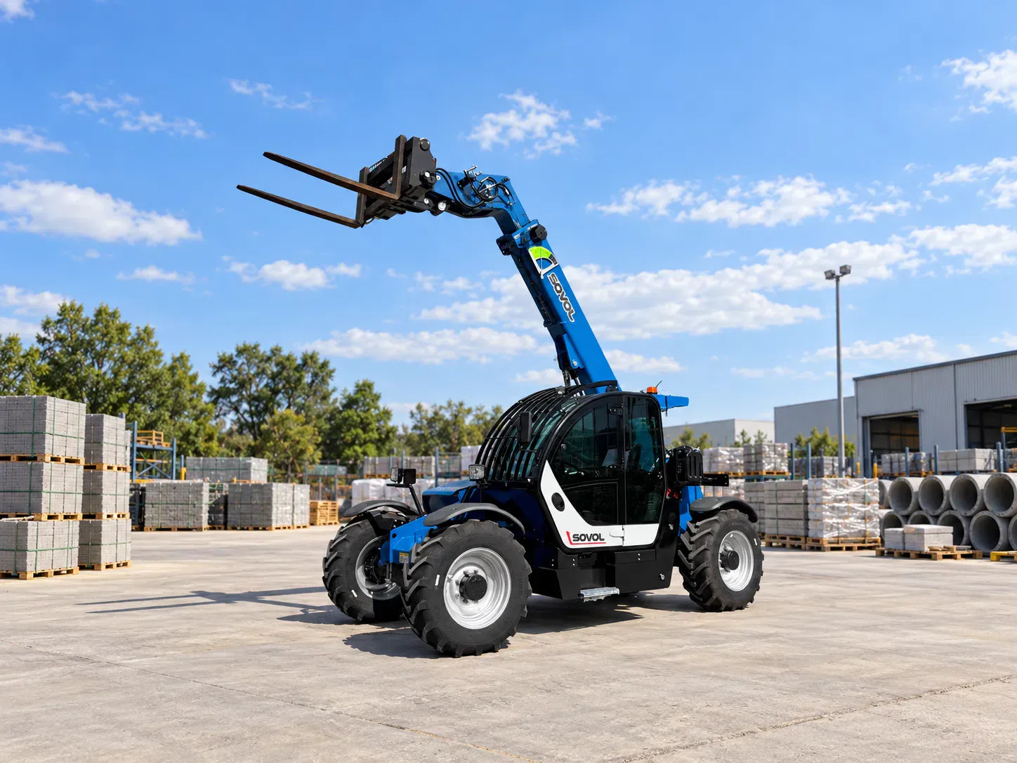 Telehandler SOVOL SW735H che solleva con forche per pallet in un piazzale esterno, mostrando sbraccio flessibile e mobilità su terreni accidentati
