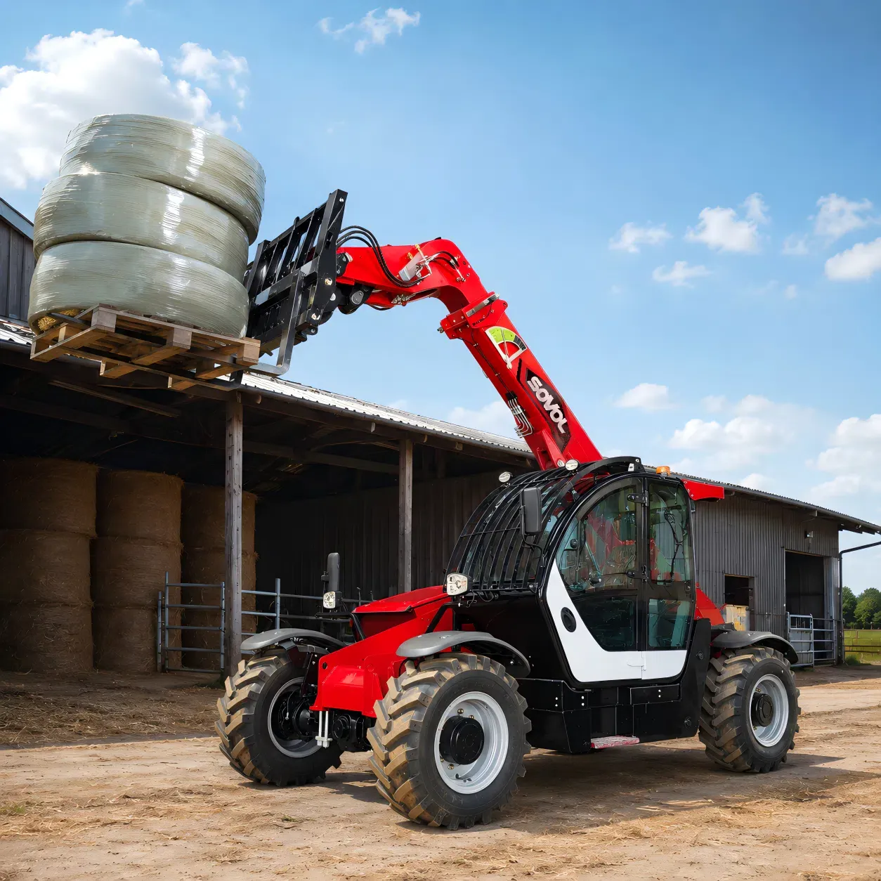 SOVOL SW735 7m tarımsal telehandler, bir çiftlikte palet çatallarıyla sarılı saman balyalarını taşıyor