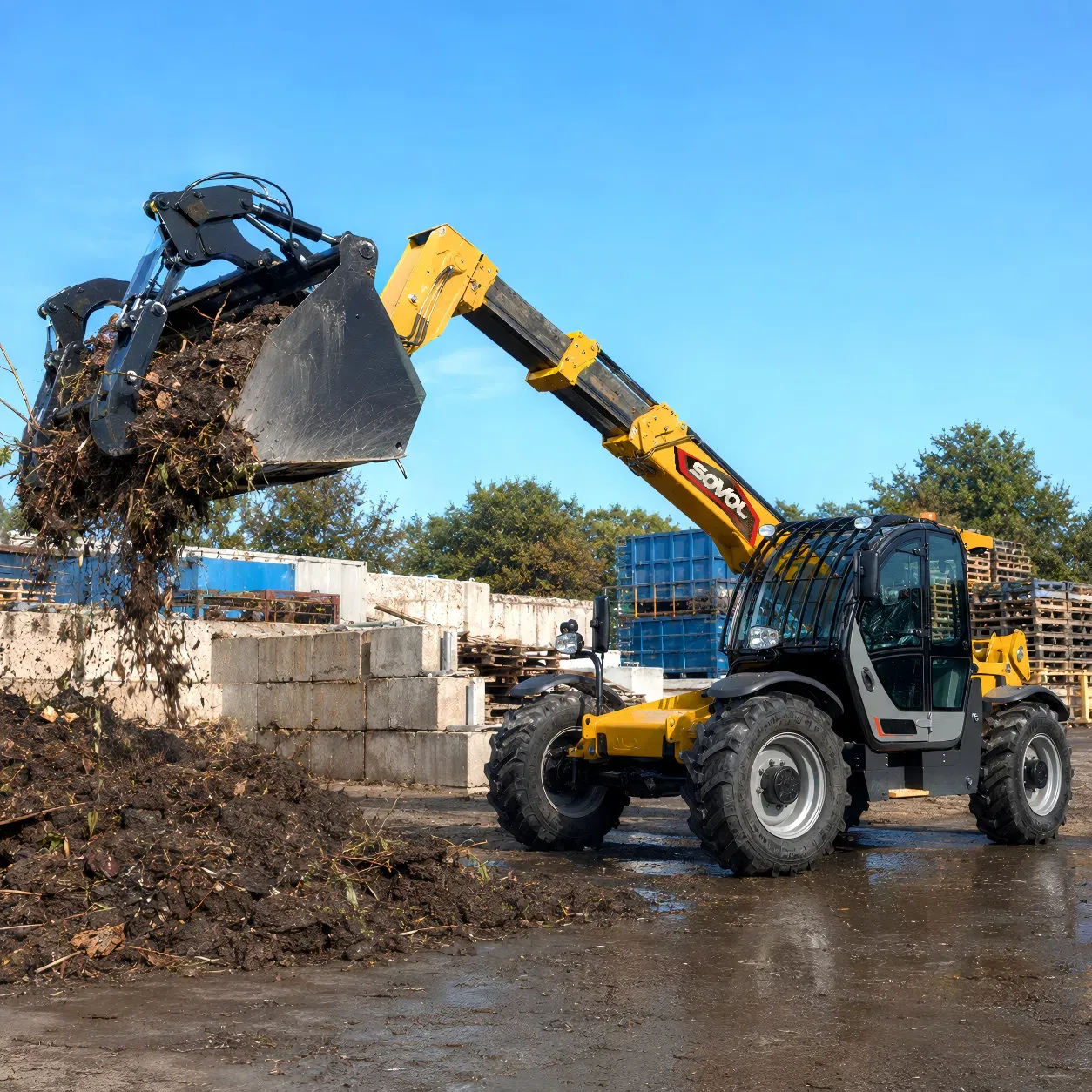 SOVOL telehandler, bir endüstriyel sahada 4'ü 1 arada kepçe kullanarak saha temizliği ve organik atık işleme yapıyor.