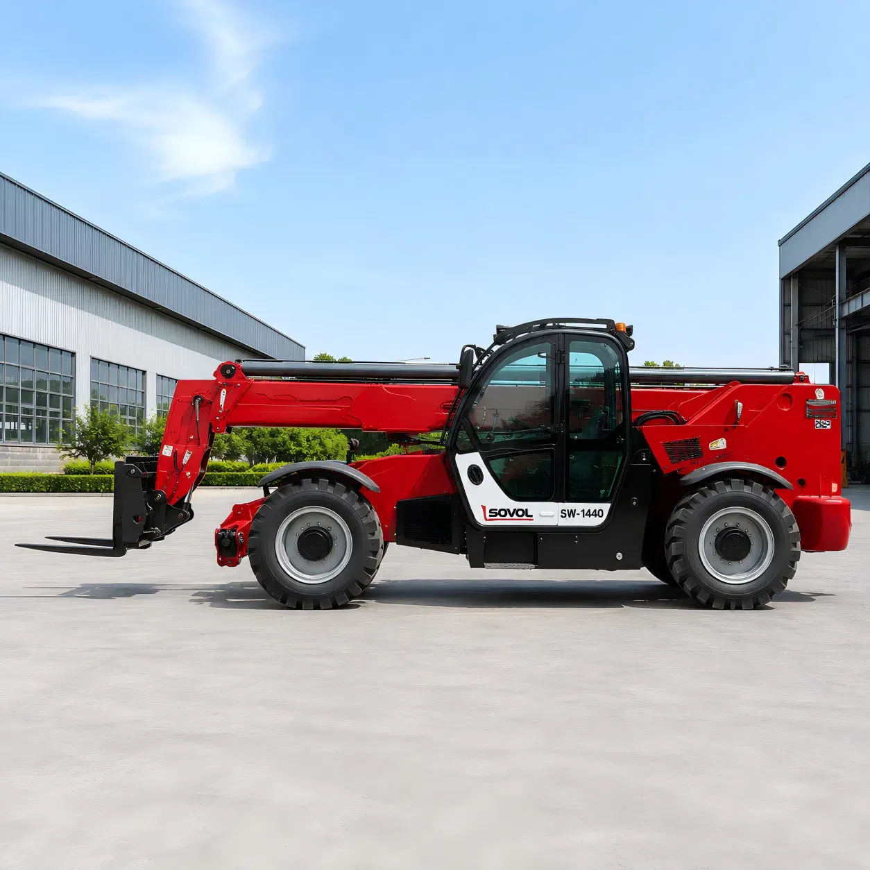 SOVOL SW1440 4 ton teleskopik forkliftin yandan görünümü, 14m bom ve palet çatalı eklentisi ile.
