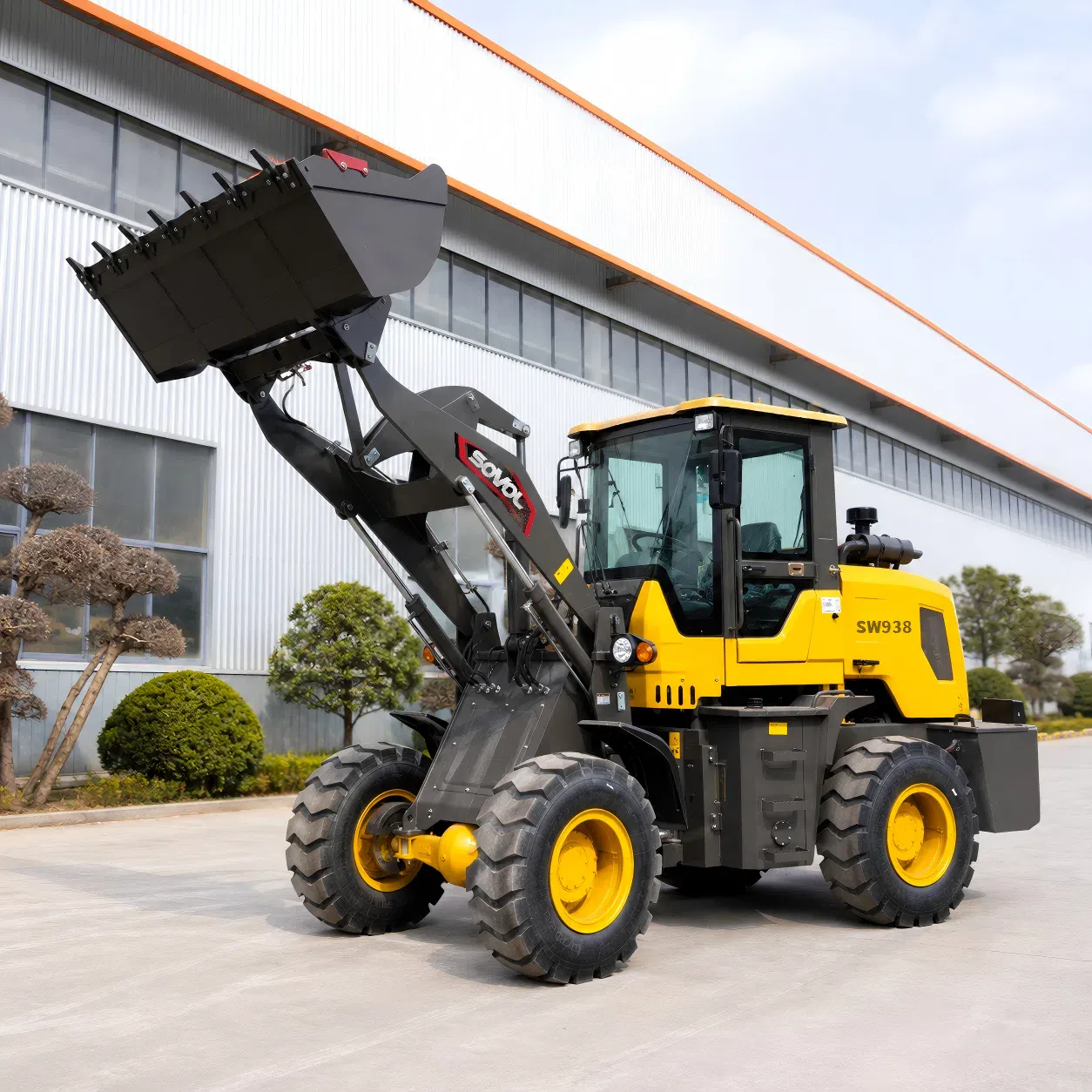SOVOL SW938 kompakt 1,5 ton tekerlekli yükleyici, yükseltilmiş kepçesiyle; şantiyeler, çiftlikler ve malzeme taşıma sahaları için yüksek erişimli yükleme kapasitesini gösteriyor.