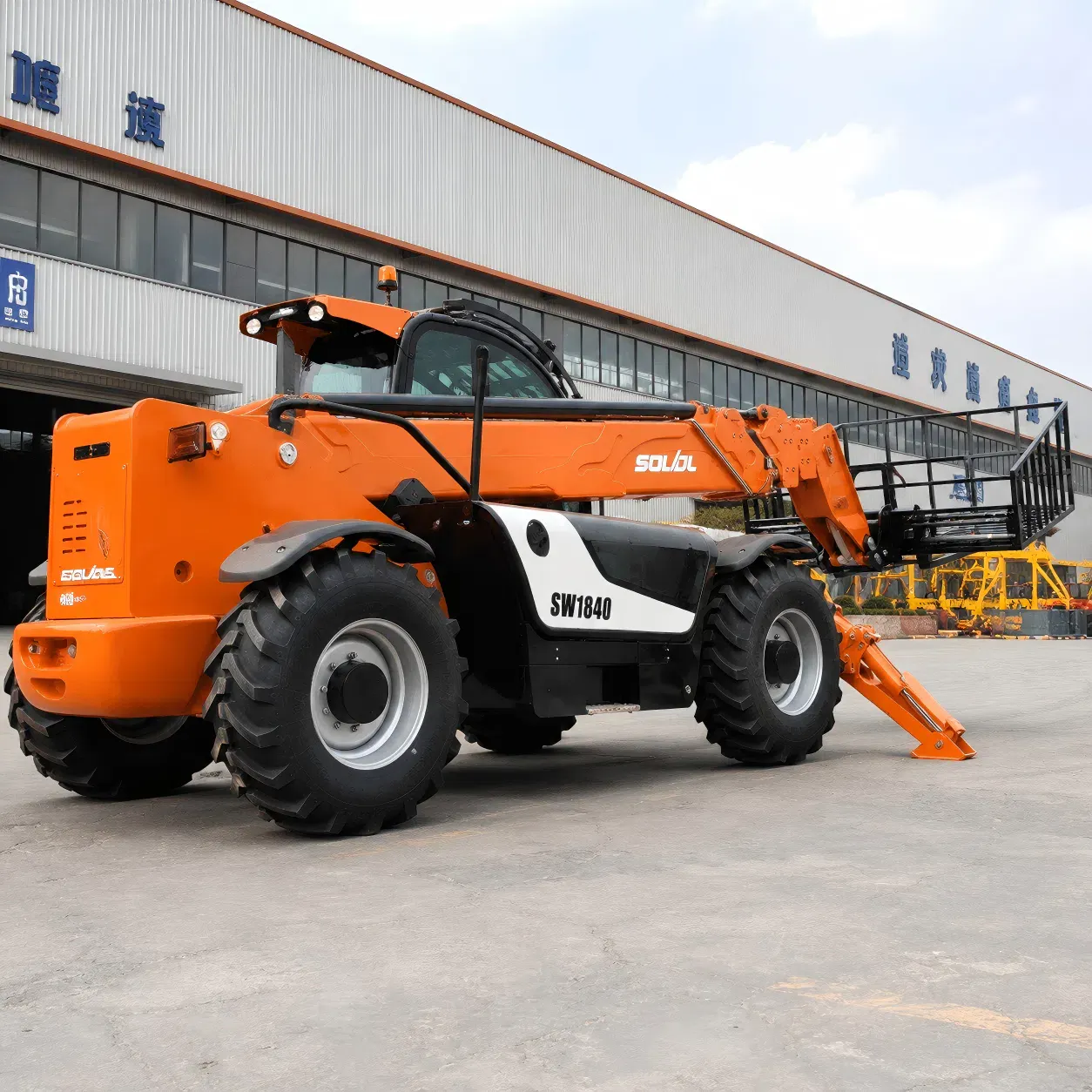 SOVOL SW1840 4 ton teleskopik yükleyicinin, dış mekan kaldırma uygulamaları için çalışma platformu eklentisi ve hidrolik destek ayağı ile arka üç çeyrek görünümü.