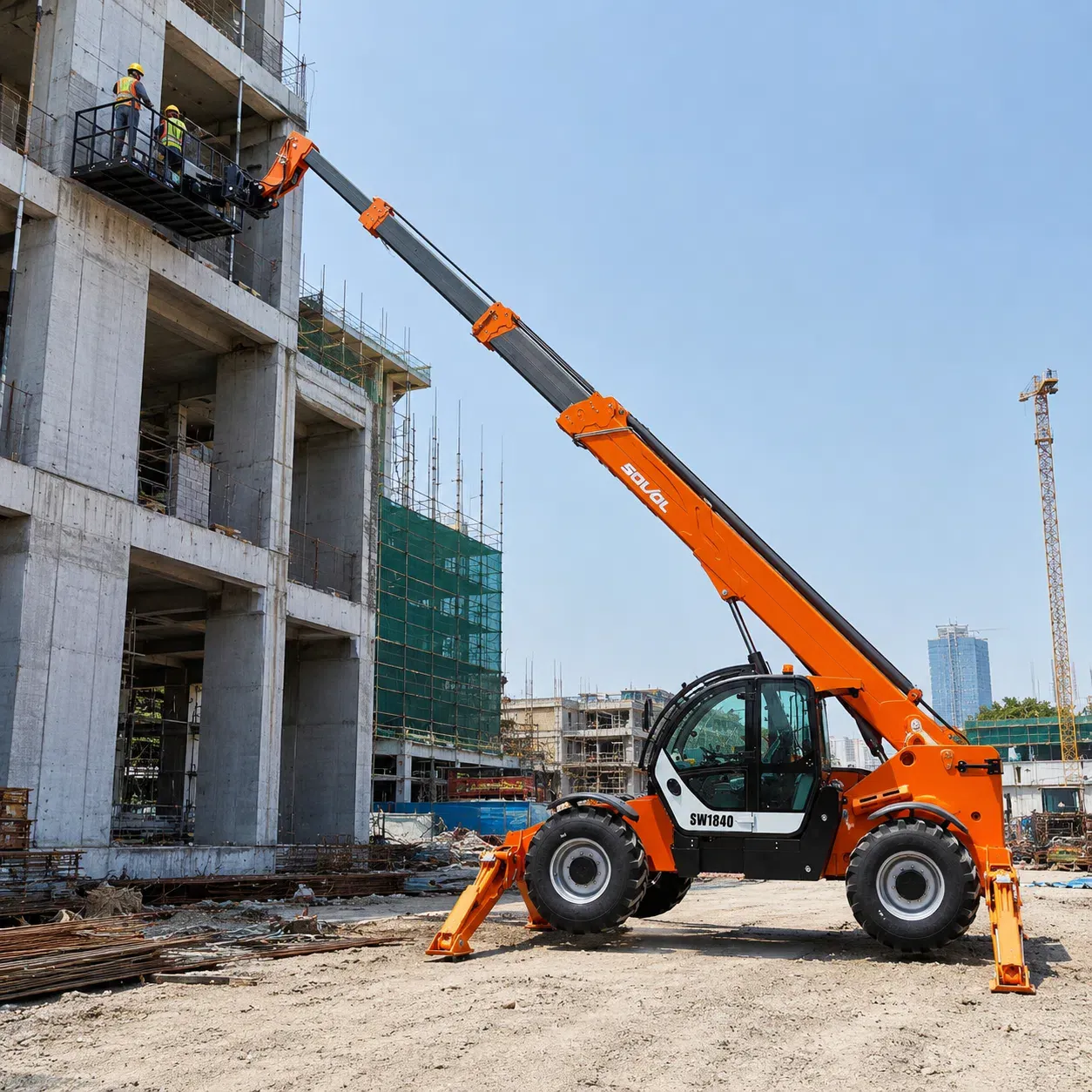 SOVOL SW1840 teleskopik yükleyici, 17.6m kaldırma yüksekliği, çalışma platformu eklentisi ve yüksek katlı inşaat erişimi için hidrolik destek ayakları ile.