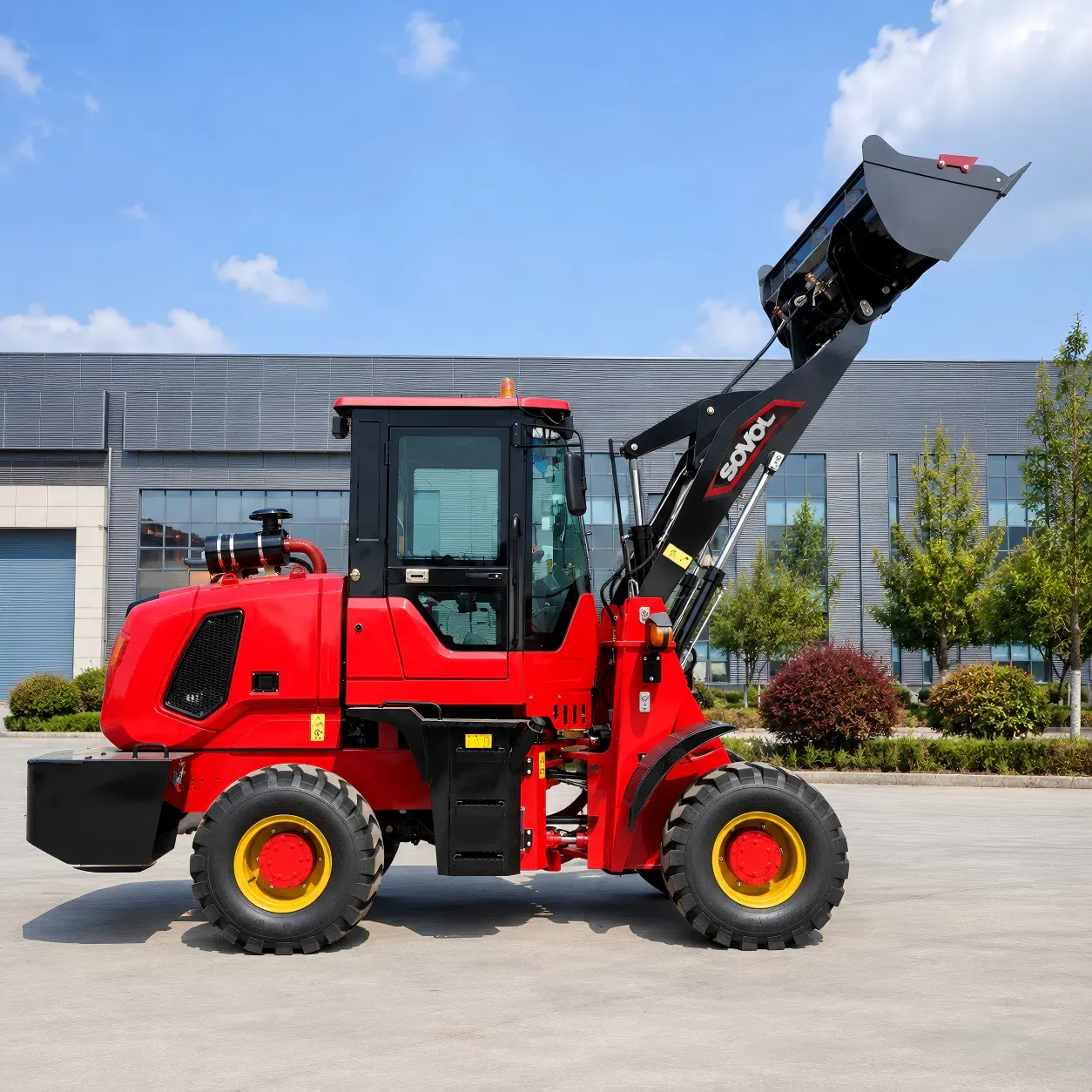 SOVOL SW916 kompakt ön yükleyicinin genel amaçlı bir kepçeyi kaldırırken tam yan profili, depolar, açık avlular ve günlük yükleme görevleri için uygundur.