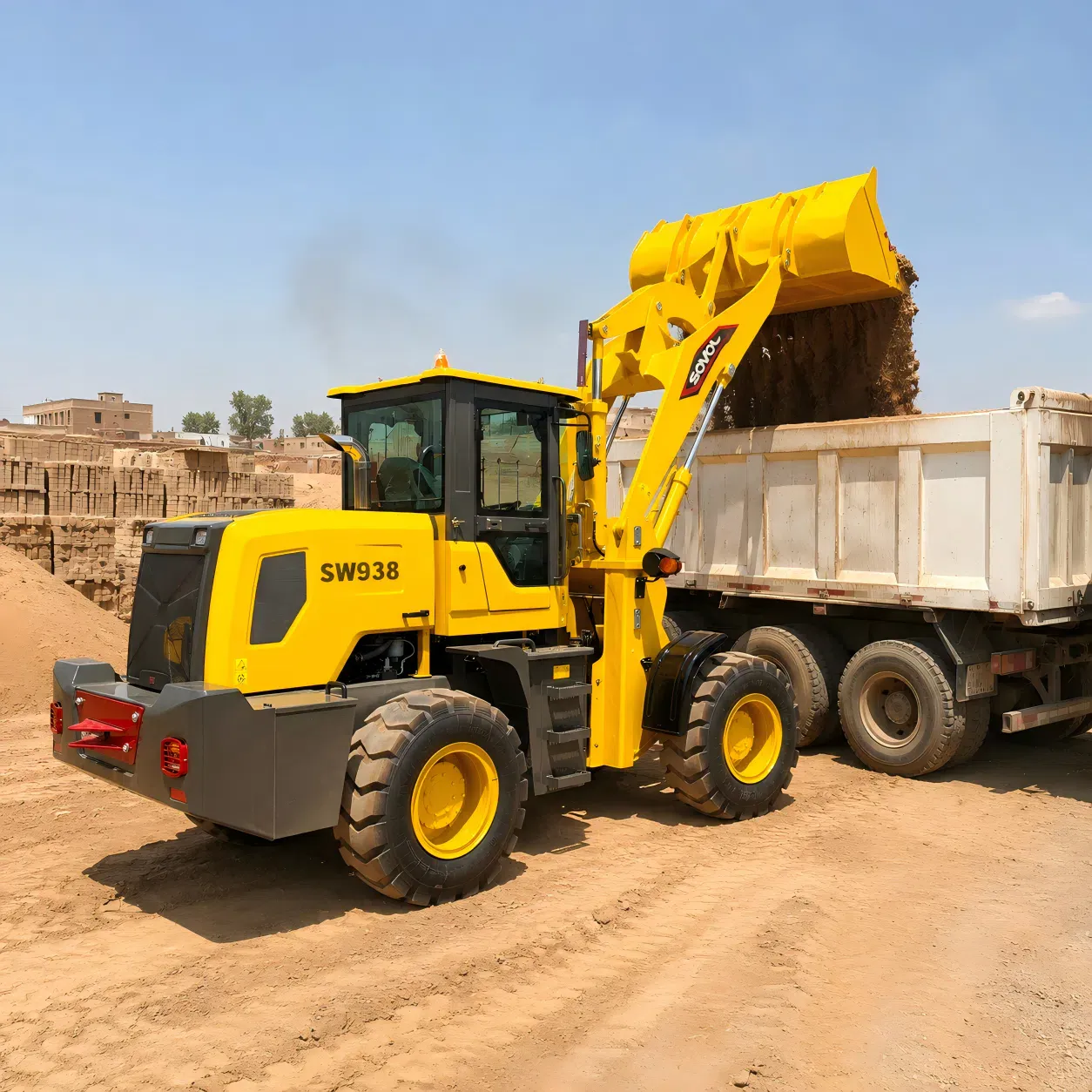 SOVOL SW938 tekerlekli yükleyici, Sudan'da kırsal inşaat ve altyapı çalışmaları için bir damperli kamyona toprak yüklüyor.