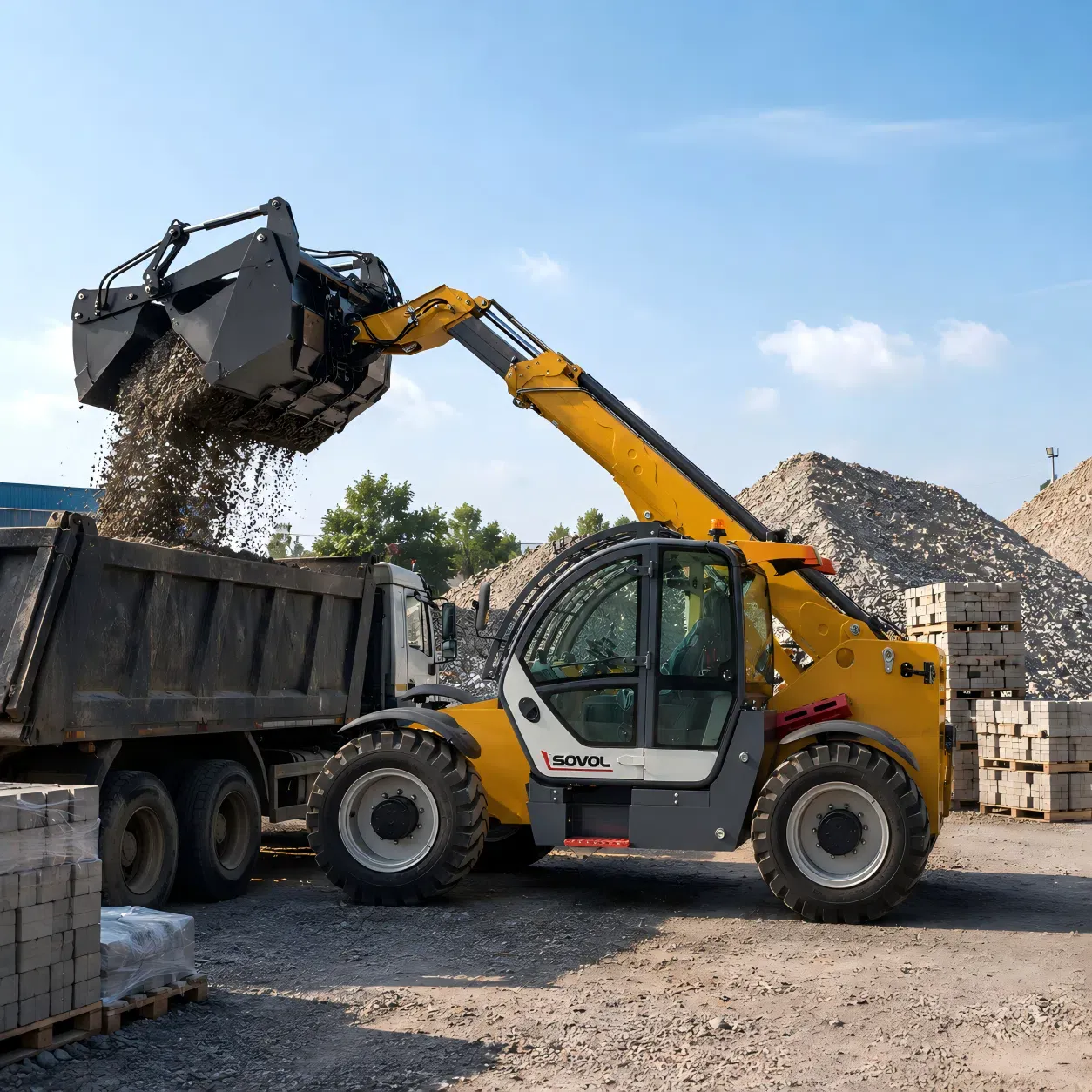 SOVOL telehandler, bir şantiye sahasında 4'ü 1 arada kepçe ile gevşek agrega yükleyerek damperli kamyona boşaltıyor.