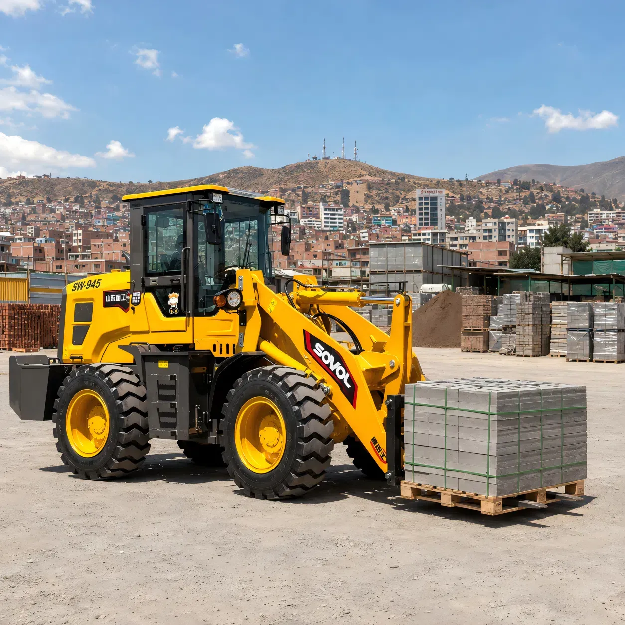 SOVOL SW945 tekerlekli yükleyici, Peru'da bir inşaat malzemesi sahasında paletlenmiş beton blokları taşıyor.