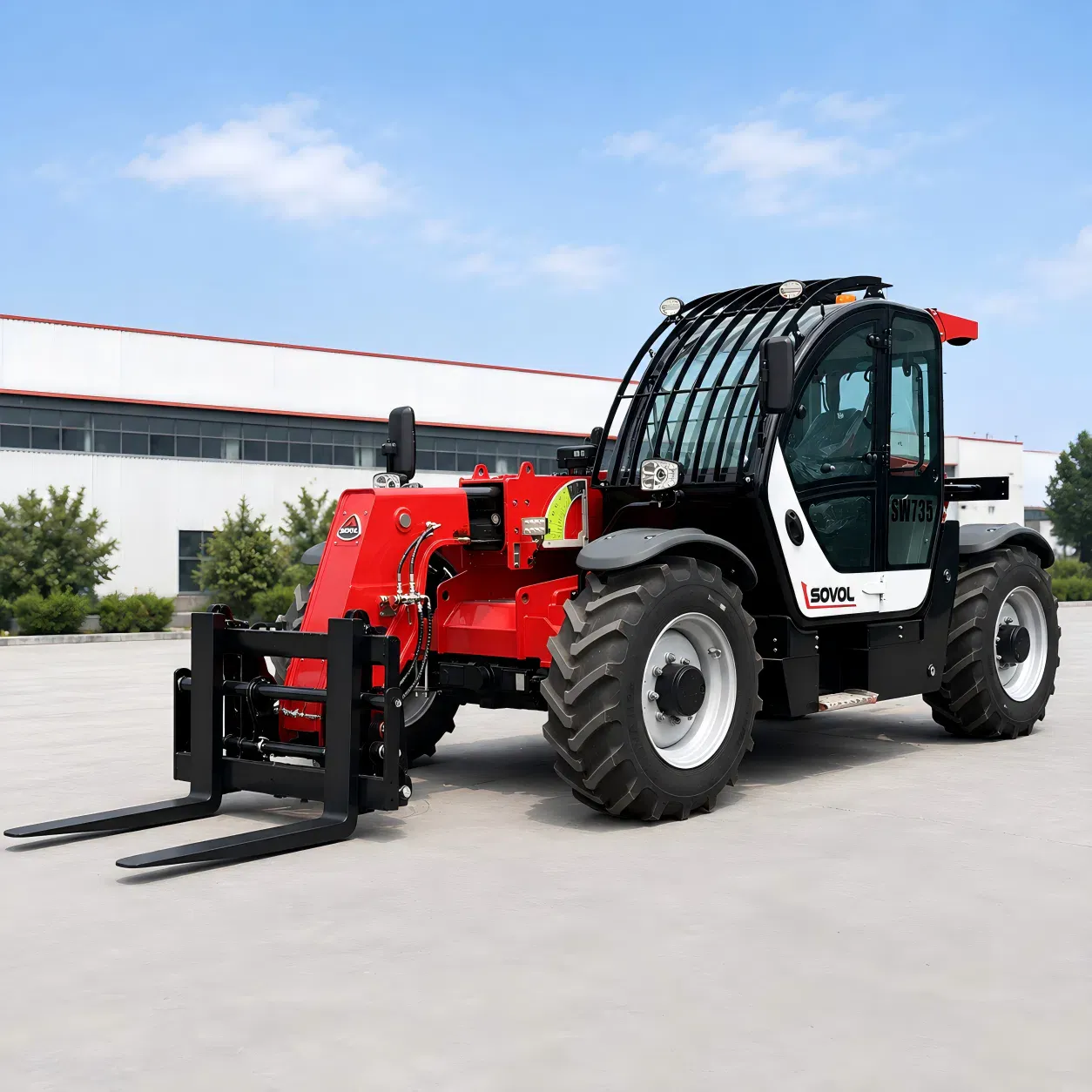 SOVOL SW735H 3.5 ton 7m arazi teleskopik yükleyicisinin kapalı kabin ve ağır hizmet lastikleriyle ön üç çeyrek görünümü.