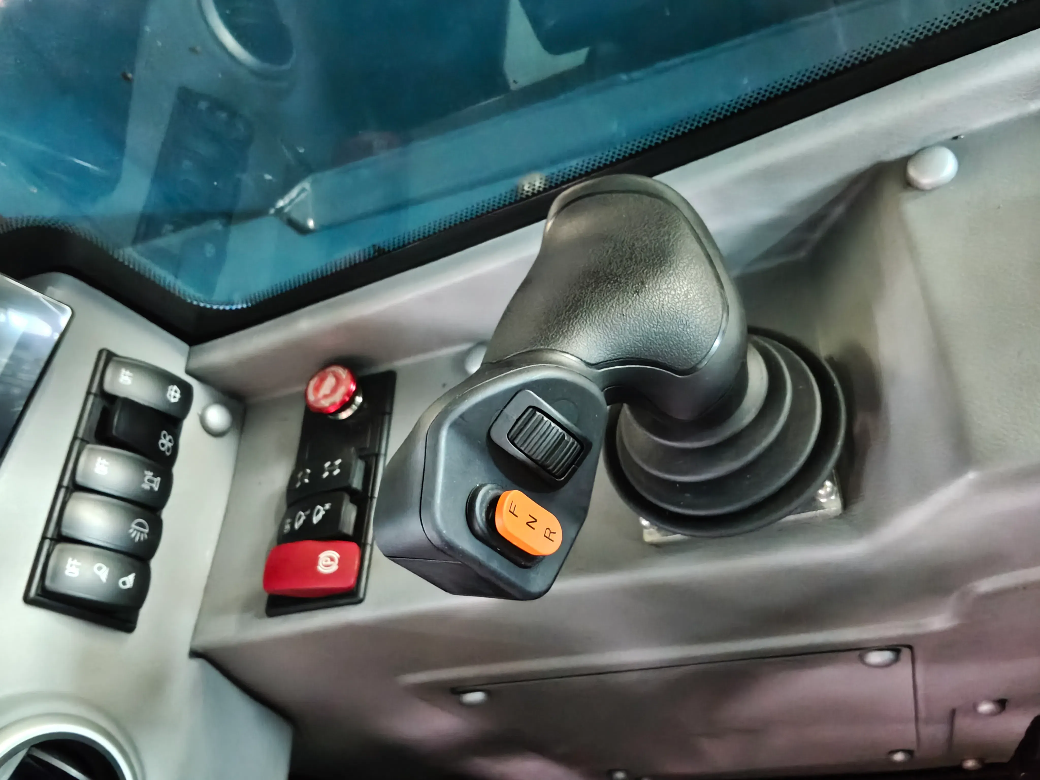 Primo piano del joystick di controllo del telehandler SW735H per il funzionamento della trasmissione idrostatica e la movimentazione precisa dei materiali