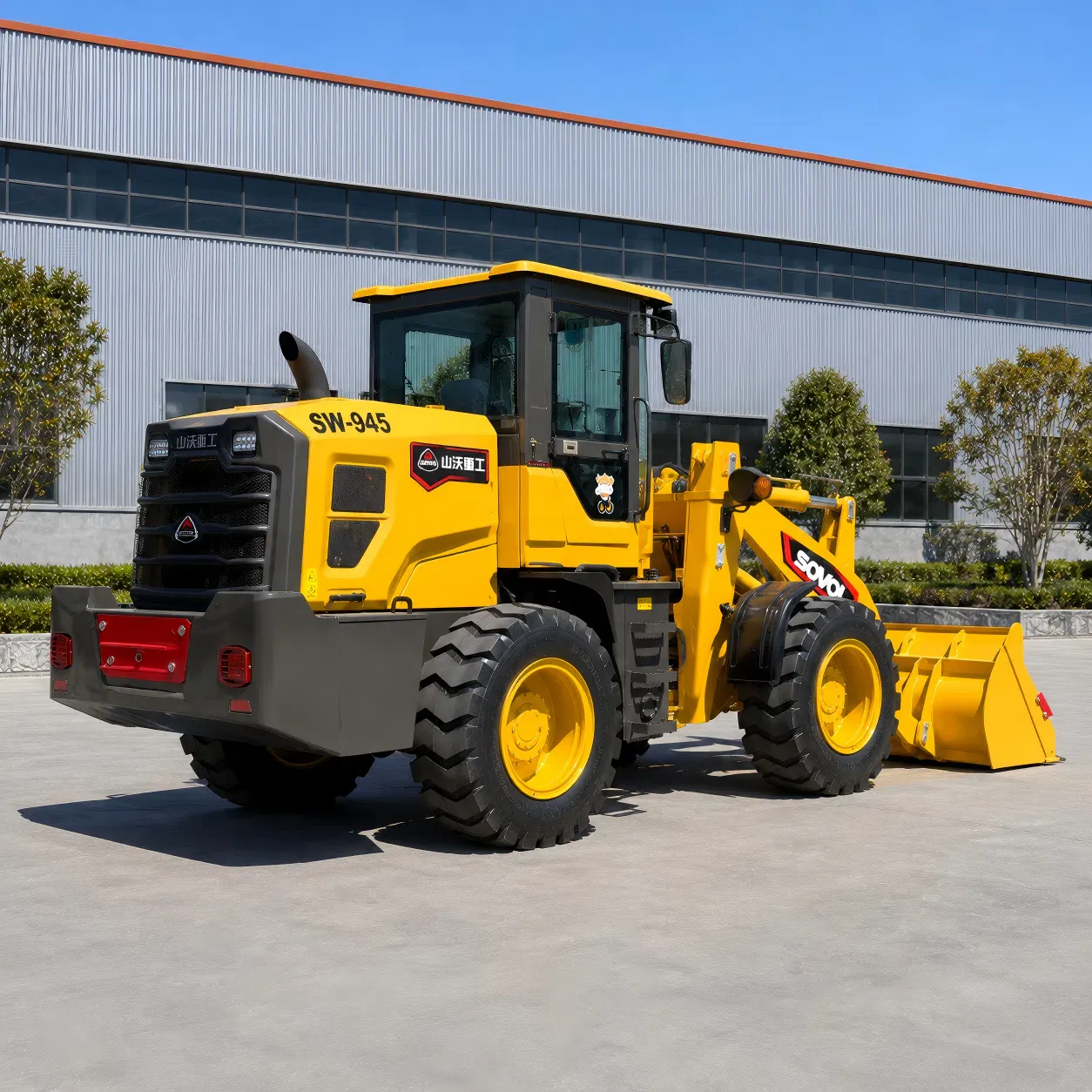 SOVOL SW945 tekerlekli yükleyicinin arka üç çeyrek görünümü, 92kW turboşarjlı motorunu, sağlam şasisini ve 3.600 mm maksimum boşaltma yüksekliğini vurgulamaktadır.