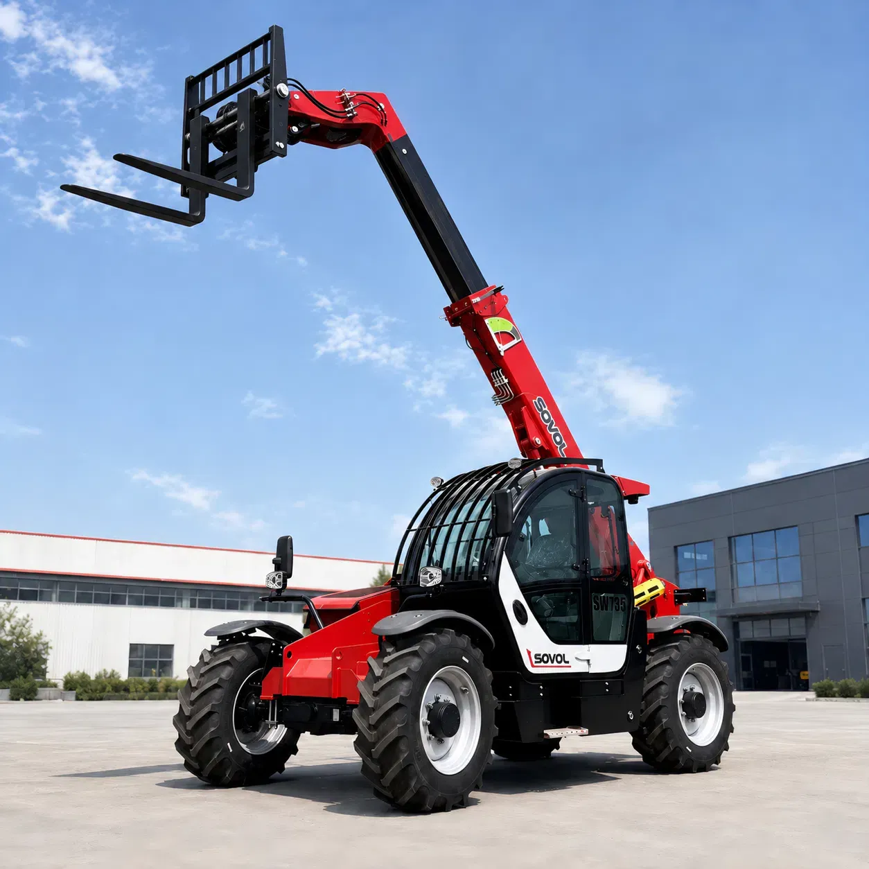 SOVOL SW735 3,5 ton teleskopik yükleyici, uzatılmış teleskopik bomu, manevra kabiliyeti ve inşaat, kiralama ve endüstriyel malzeme taşıma görevleri için pratik performansıyla açık havada sergileniyor.