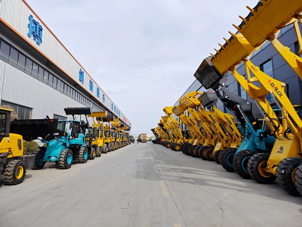 Esposizione in fabbrica di sollevatori telescopici e pale gommate